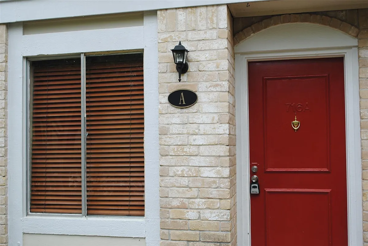 Building Photo - 716 Memorial Mews St #A