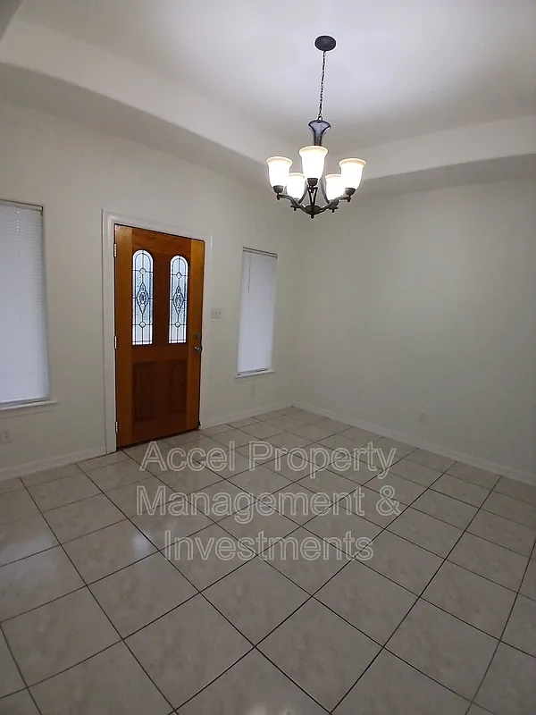 5 bed, 4.0 bath, 2715 sqft, $1,850 — Photo 2