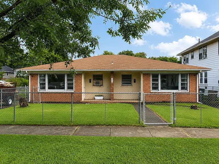 218 Glendale Ave — Photo 1
