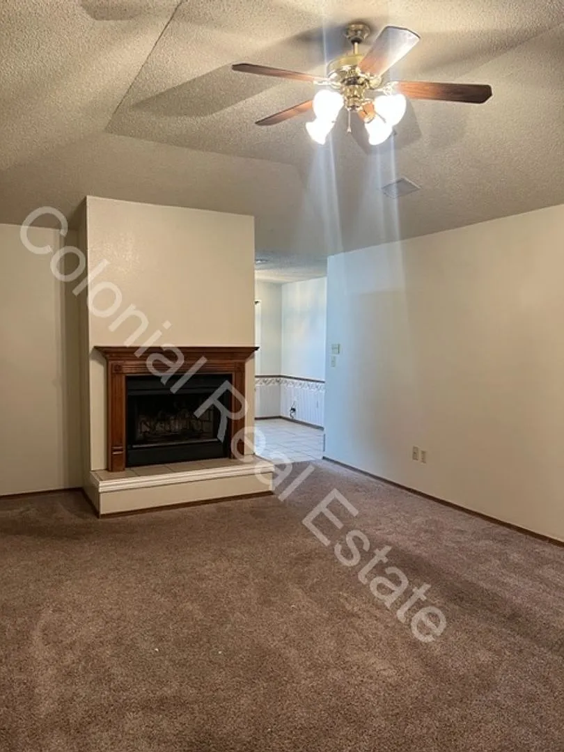 Spacious 3 Bed/2 Bath home with a fireplace! — Photo 4