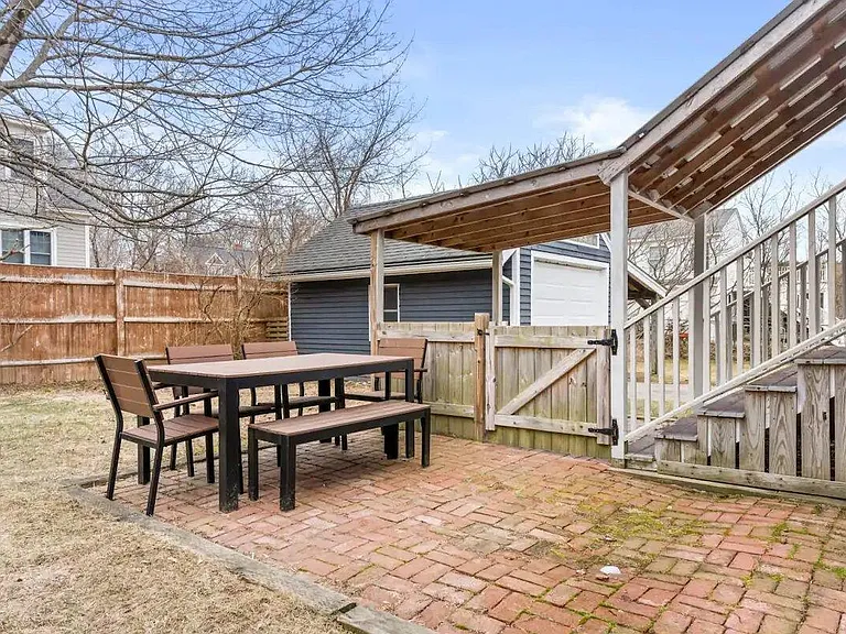 29 Versailles Ave — Photo 54