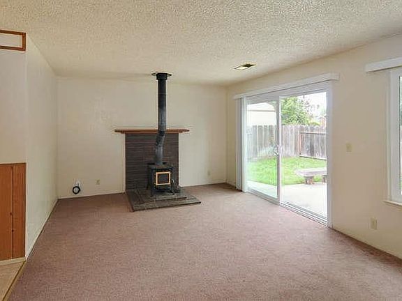 5th image of 1585 Acacia Way