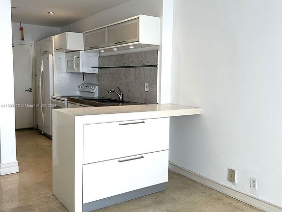 4th image of 1000 West Ave #Penthouse 05