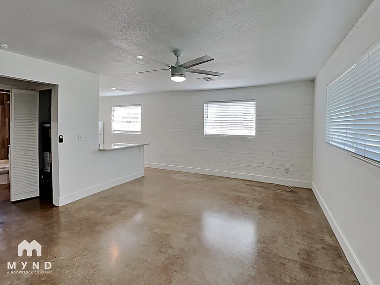4830 E Willetta St #8 — Photo 3