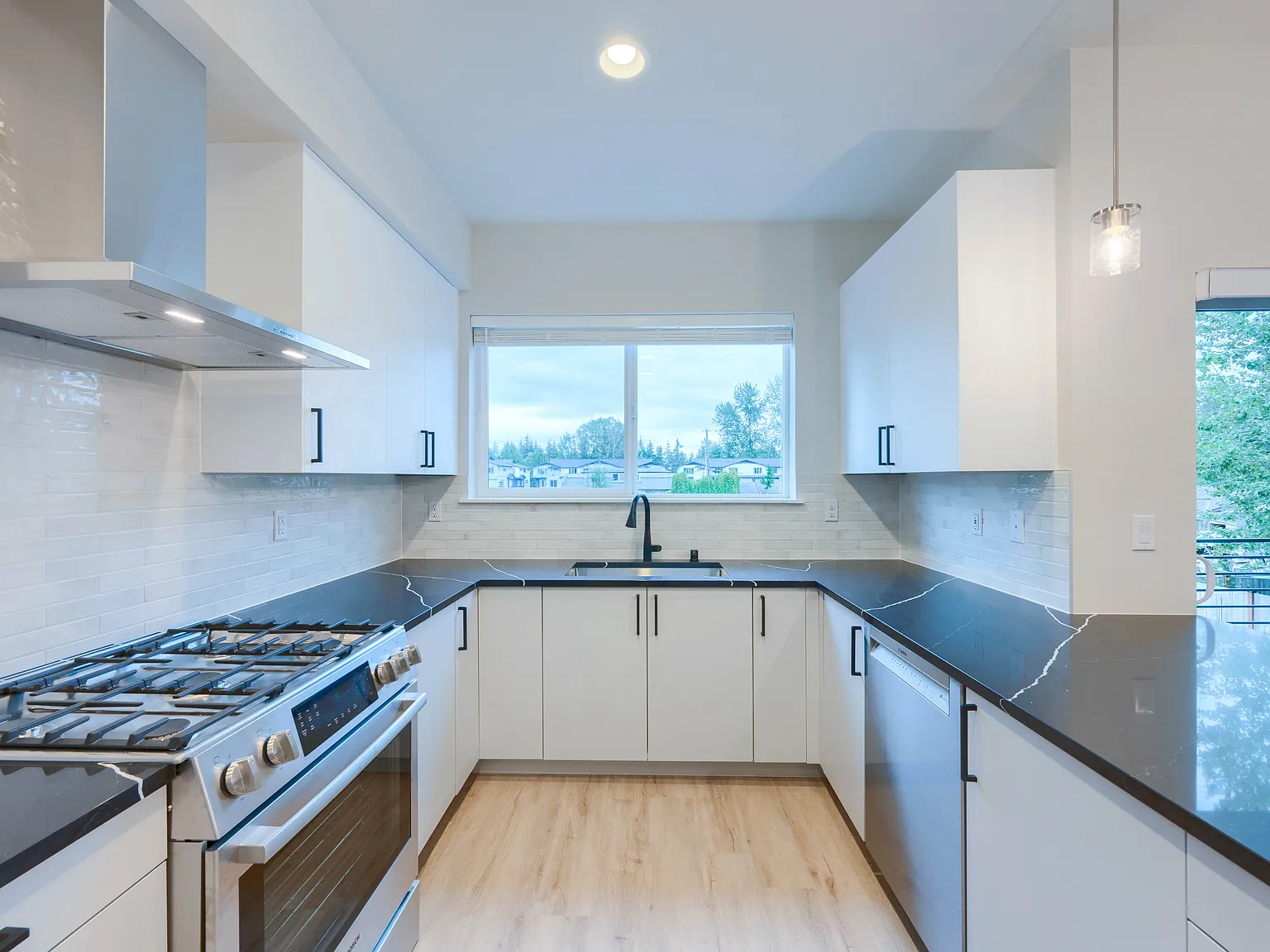 4 bed, 3.5 bath, 1796 sqft, $3,800 — Photo 2