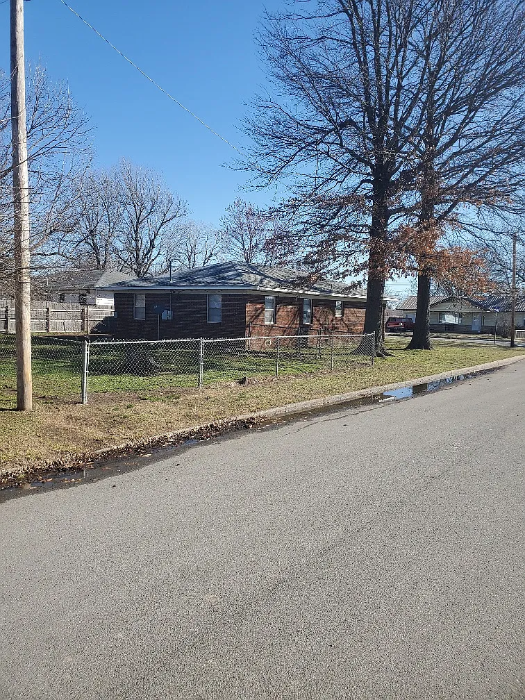 3 bed, 1.0 bath, 966 sqft, $1,375 — Photo 3
