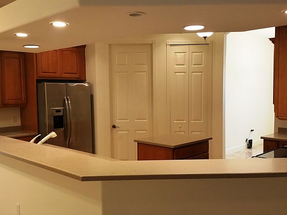 Spacious Kitchen w/ island