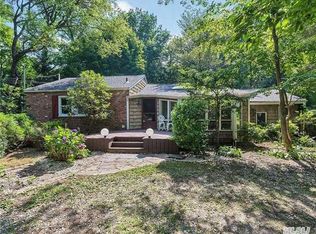 33 Woodhollow Ln, Huntington, NY 11743
