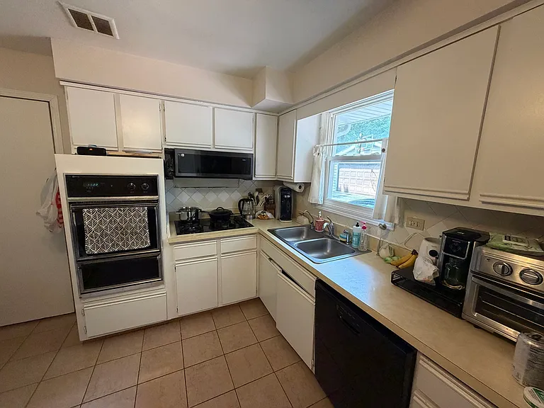 3S478 Winfield Rd — Photo 2