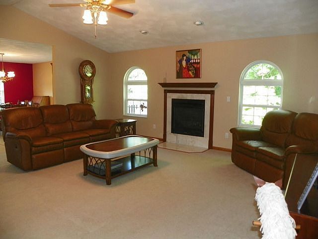 2nd image of 317 W Woodland Rdg