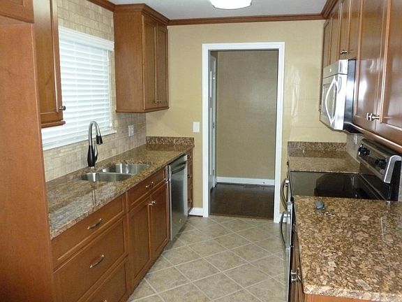 5th image of 704 Highview Dr
