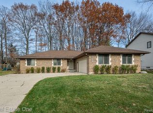 2211 Hickory Leaf Dr, Rochester Hills, MI 48309