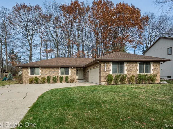 2211 Hickory Leaf Dr, Rochester Hills, MI 48309
