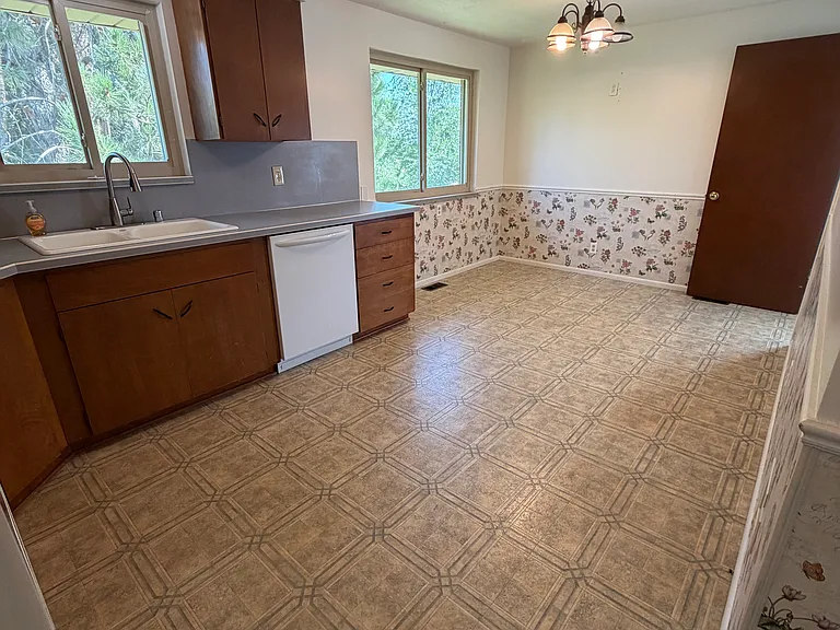 936 Church St — Photo 8