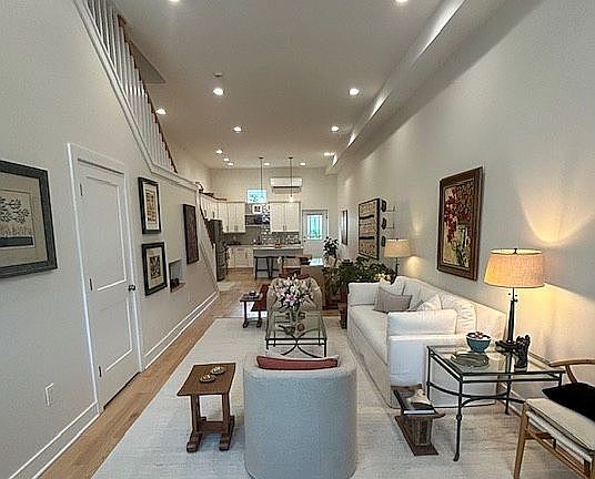 4th image of 11 Delevan St #11