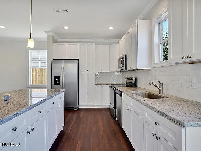 1007 Campbell St — Photo 13