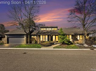 5950 Pinetree Dr, West Bloomfield, MI