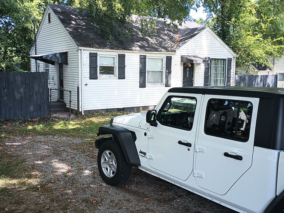 Front drive way of 995