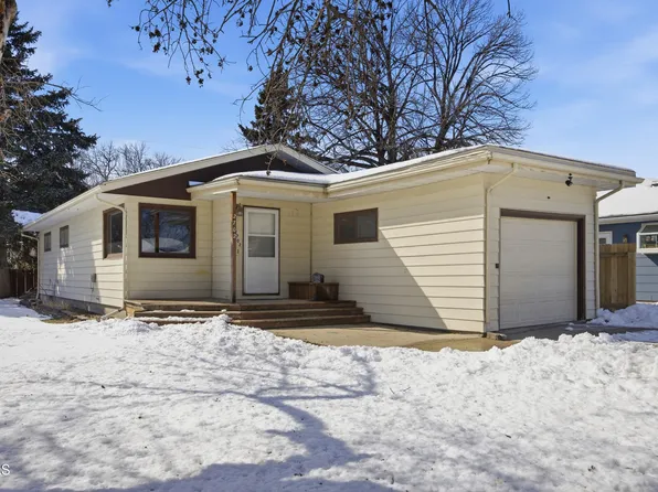 2702 9 1/2 St N, Fargo, ND 58102