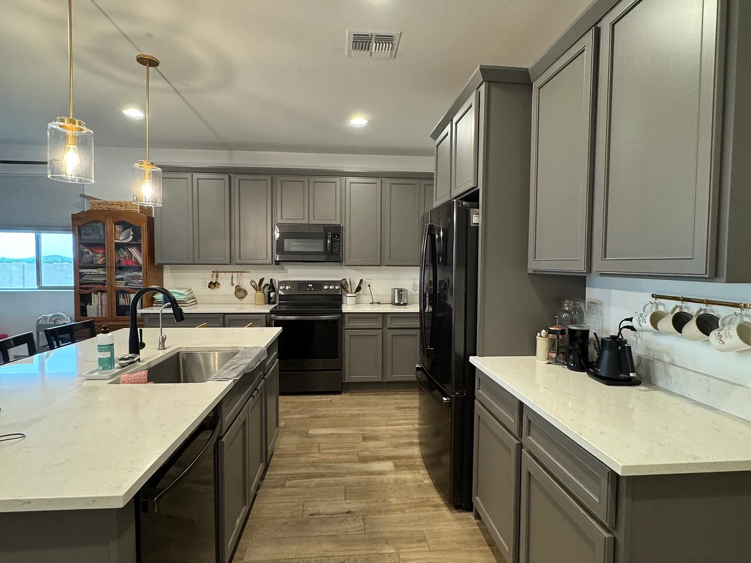 4 bed, 2400 sqft, $3,500 — Photo 2