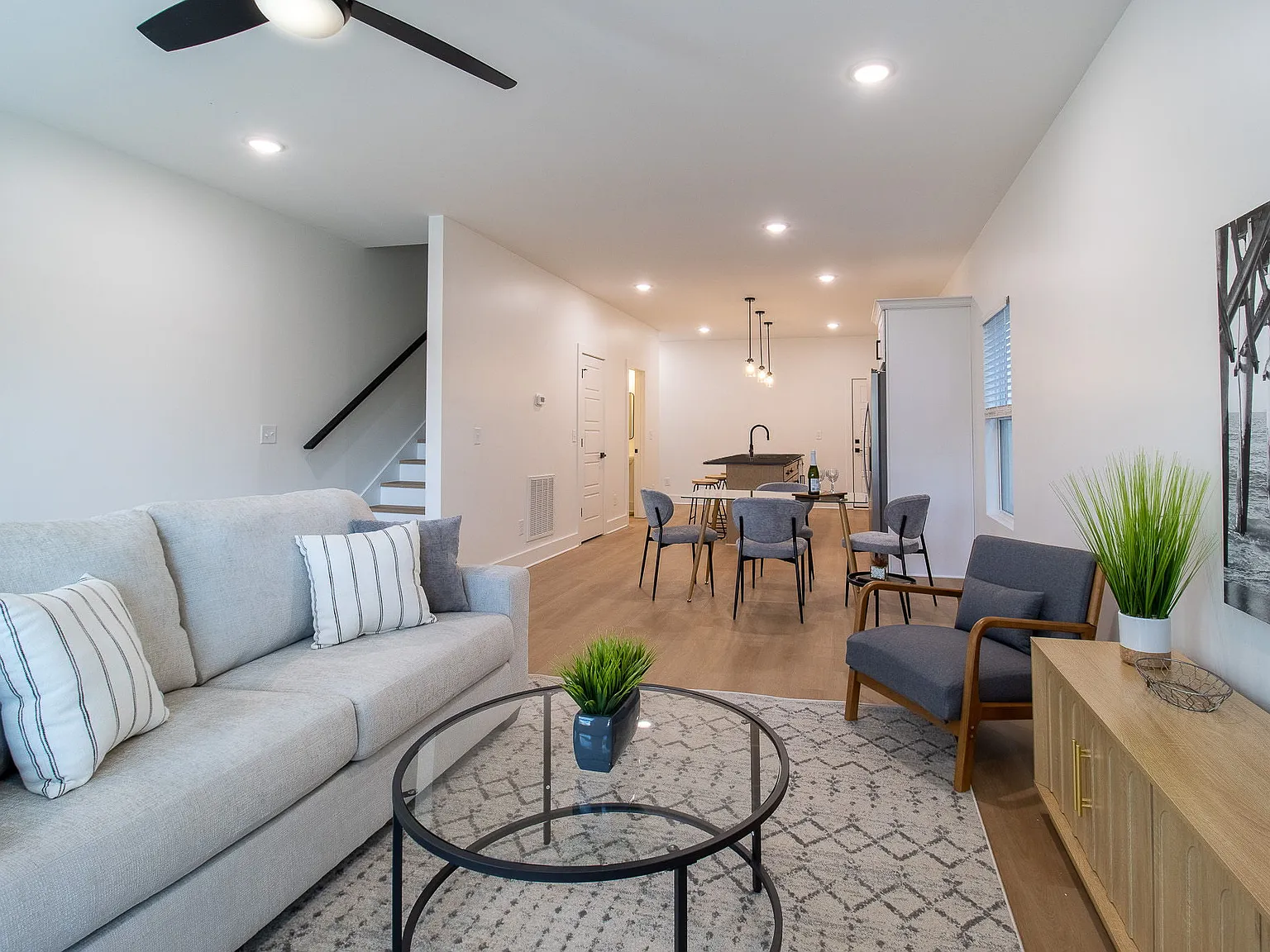 3 bed, 2.5 bath, 1900 sqft, $1,999 — Photo 3