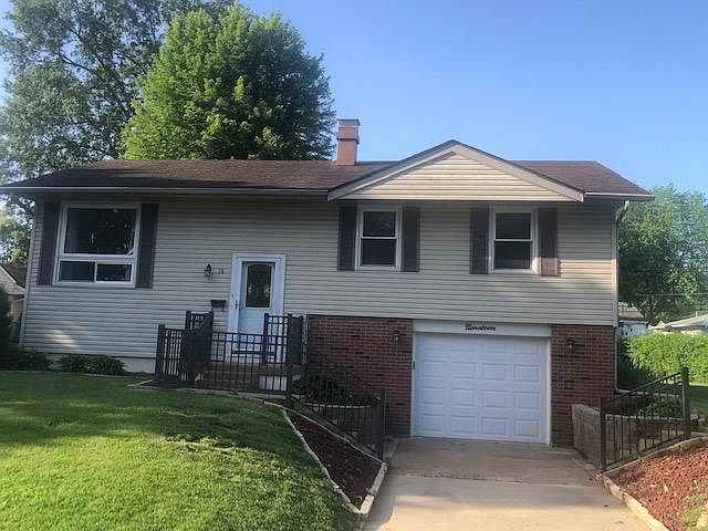 Nicely landscaped! Parking in driveway and on cue-de-sac.