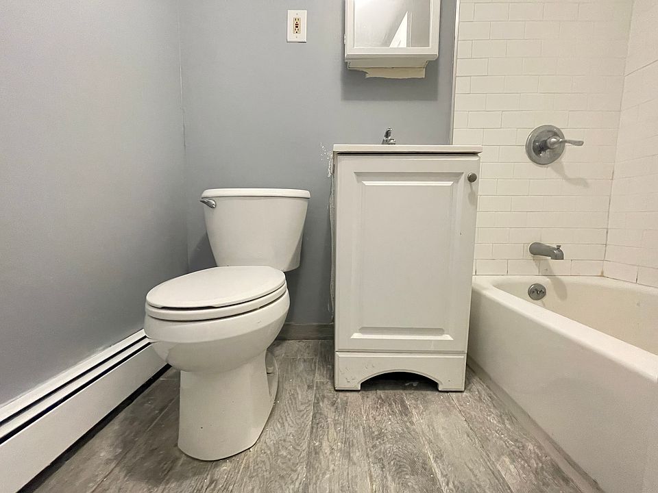 2nd image of 134 36th St #50E