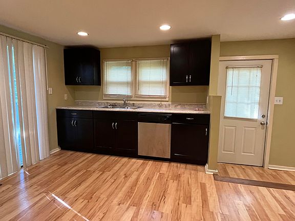 4th image of 805 Etta St