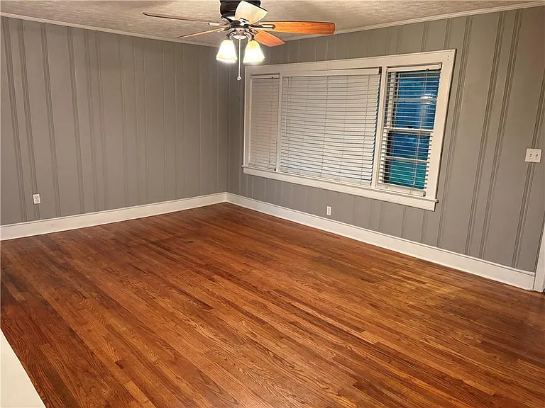111 E Belmont Dr — Photo 3