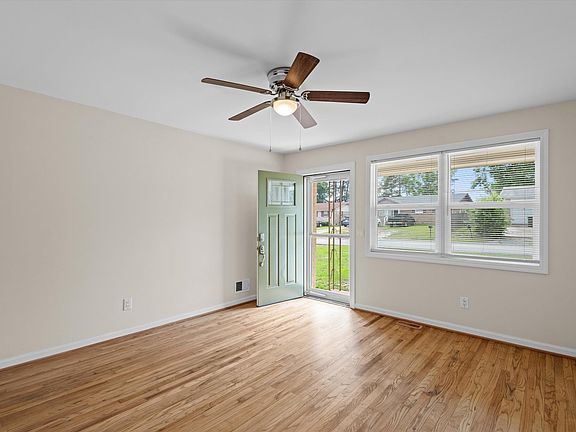 5th image of 168 Parkwood Dr