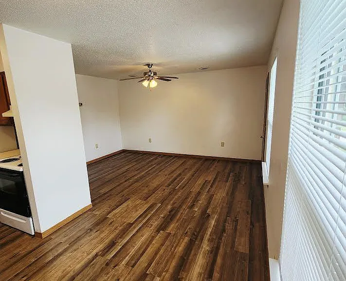 180 Ashwood Dr #D — Photo 2