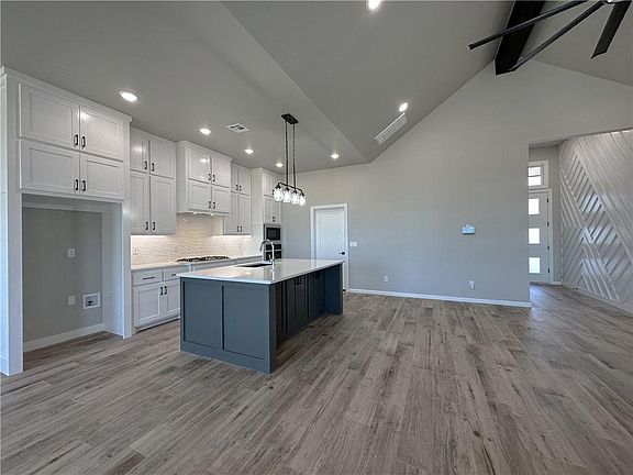 5th image of 15200 Jasper Ct