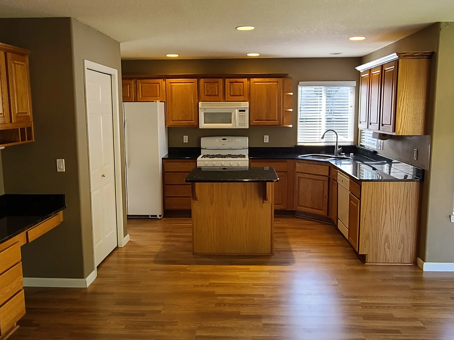 3 bed, 2.5 bath, 2200 sqft, $2,600 — Photo 3