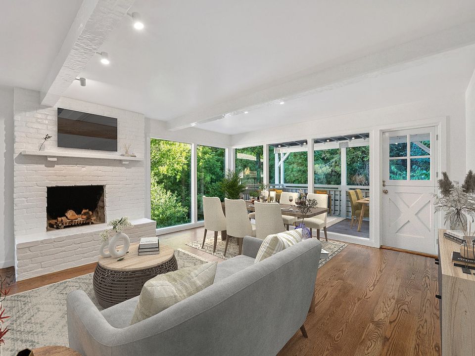 Light, brigt living/dining room