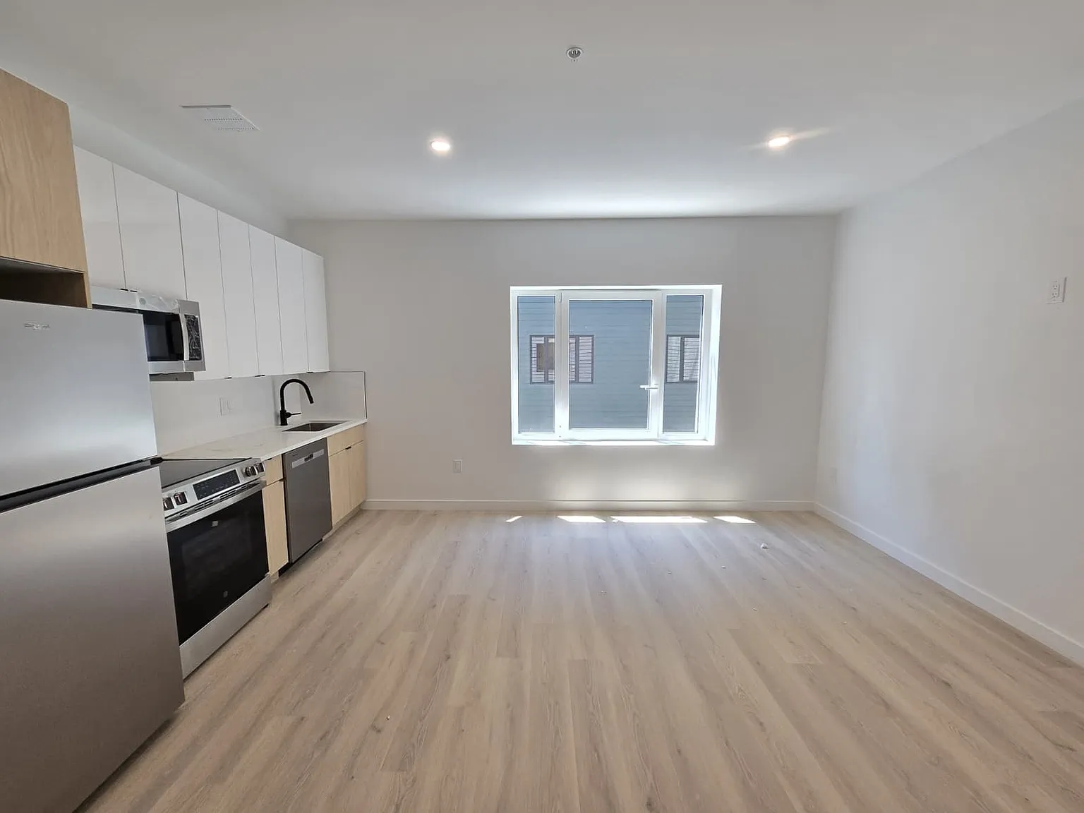 Studio, 370 sqft, $2,025 — Photo 1