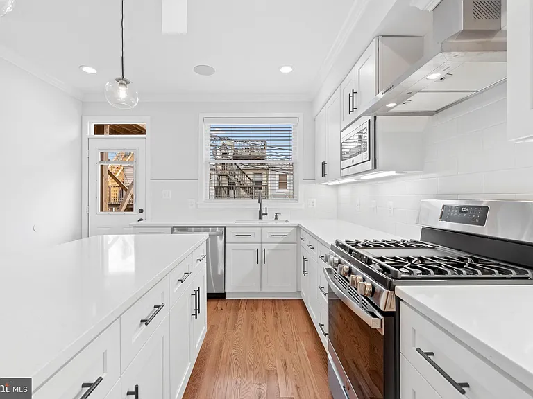 1434 Marshall St — Photo 16