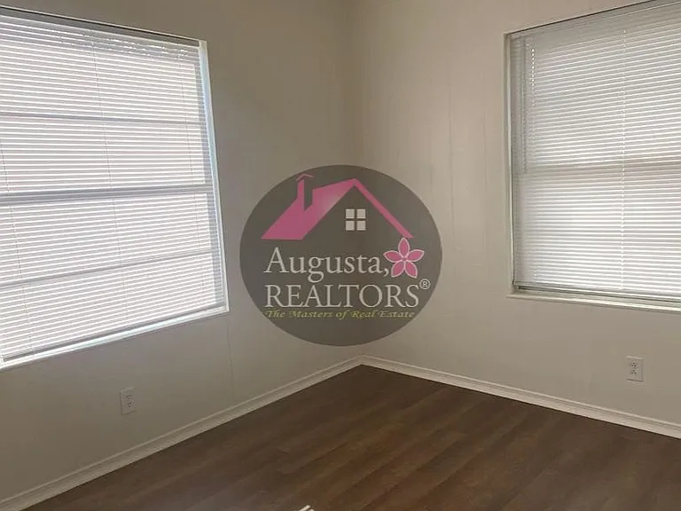 726 Ross Ave — Photo 6