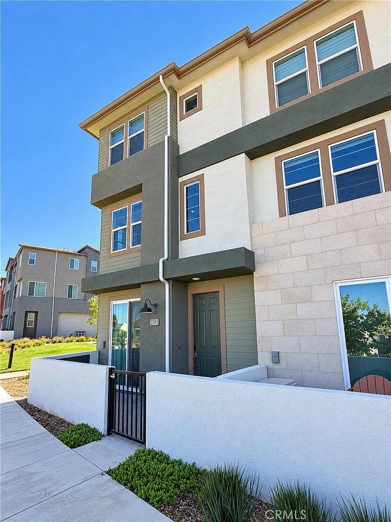 4 bed, 3.5 bath, 2054 sqft, $4,500 — Photo 1