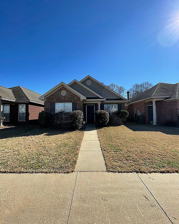 Front view of the house 