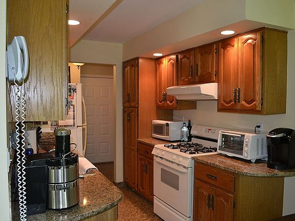 3rd image of 26 Foxwood Cir