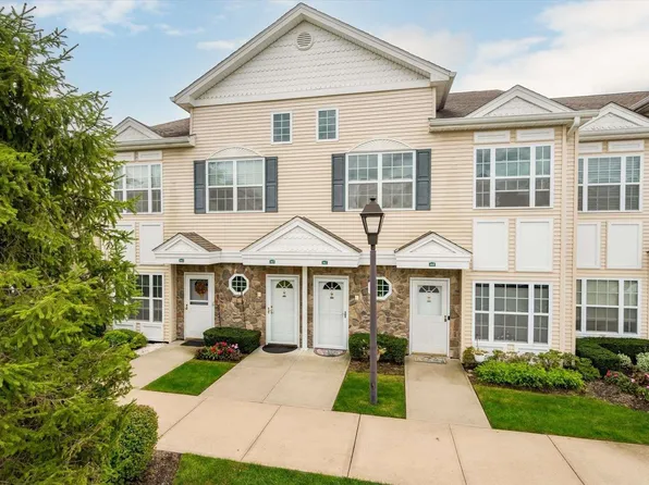 463 Winter Place #463, East Meadow, NY 11554