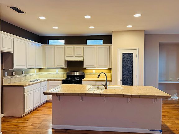 Kitchen with large island