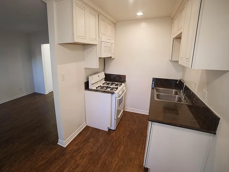 Rives Manor Downey — Photo 13