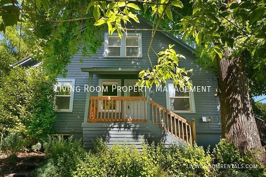 Spacious Buckman Duplex With An Attached Garage — Photo 2
