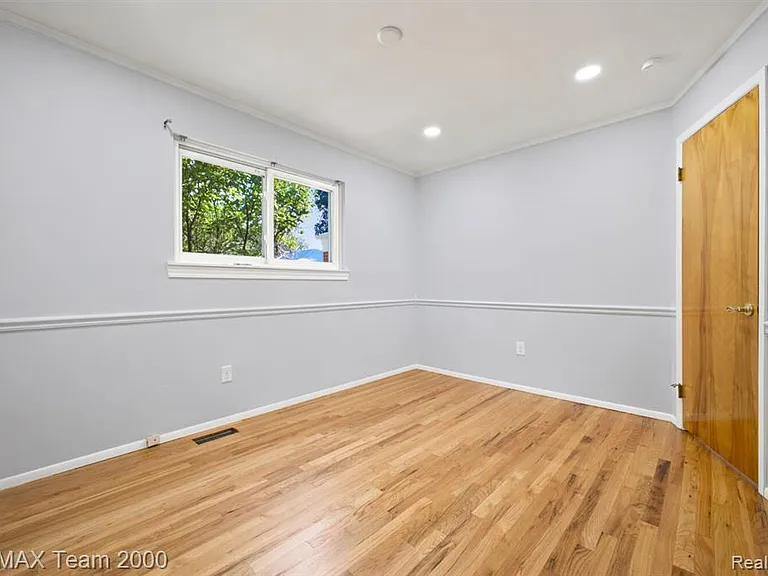 31906 Cambridge St — Photo 11
