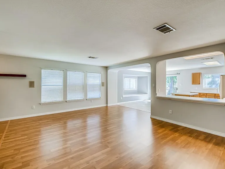303 Bello Dr — Photo 2