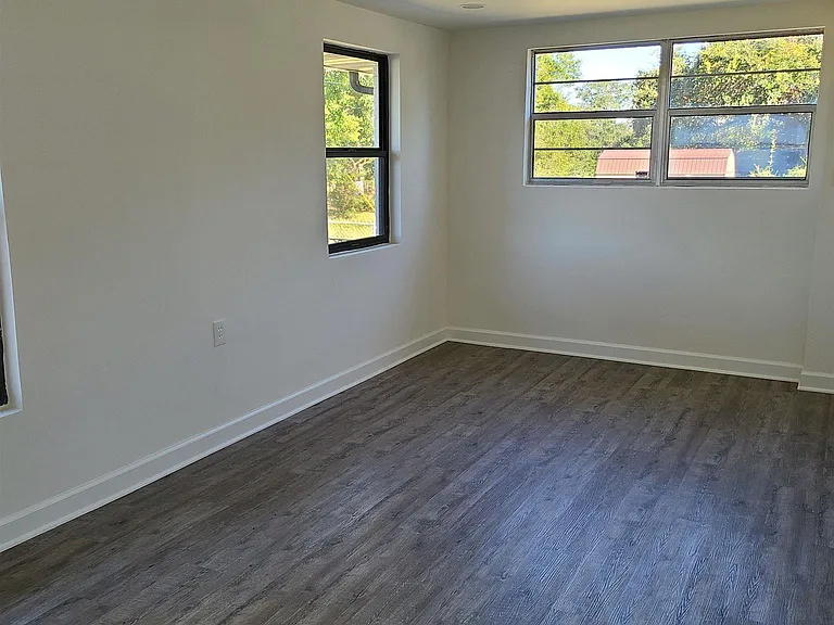 1301 W Lee St — Photo 16
