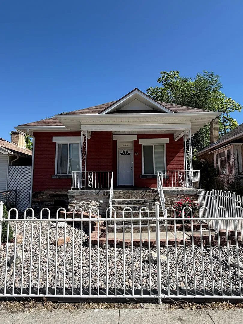 Get $875 Off The First Months Rent — Photo 1
