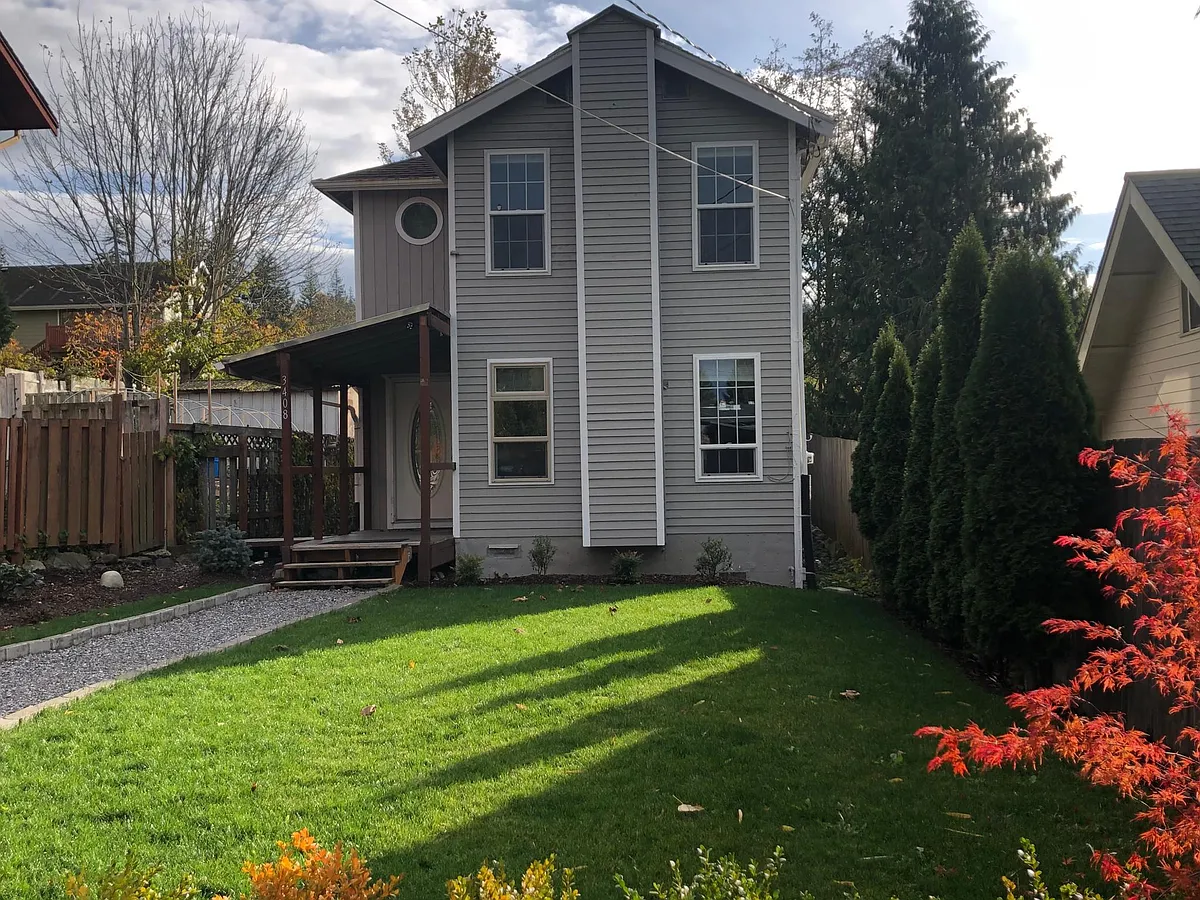 This home is 3 BR 2 BA and 1475 sq ft - 3408 Lindsay Ave