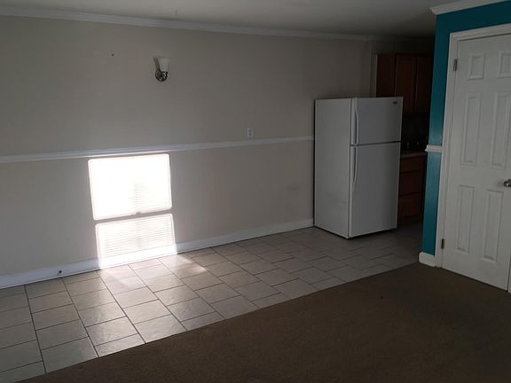 Kitchenette and dining area